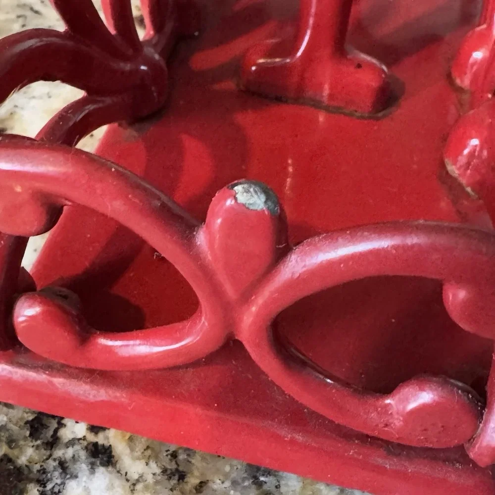 Red Heart Cast Iron Salt & Pepper Shaker Caddy Holder Farmhouse Kitchen Decor